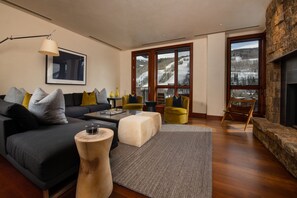 Habitación Premium, varias camas (Premium 4 bedroom Residence) | Sala de estar | Televisión LCD de 32 pulgadas con canales por cable y televisión 