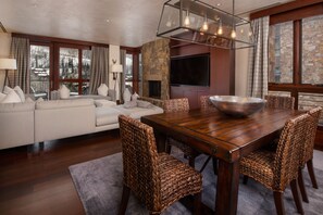 Premium 4 bedroom Residence | In-room dining