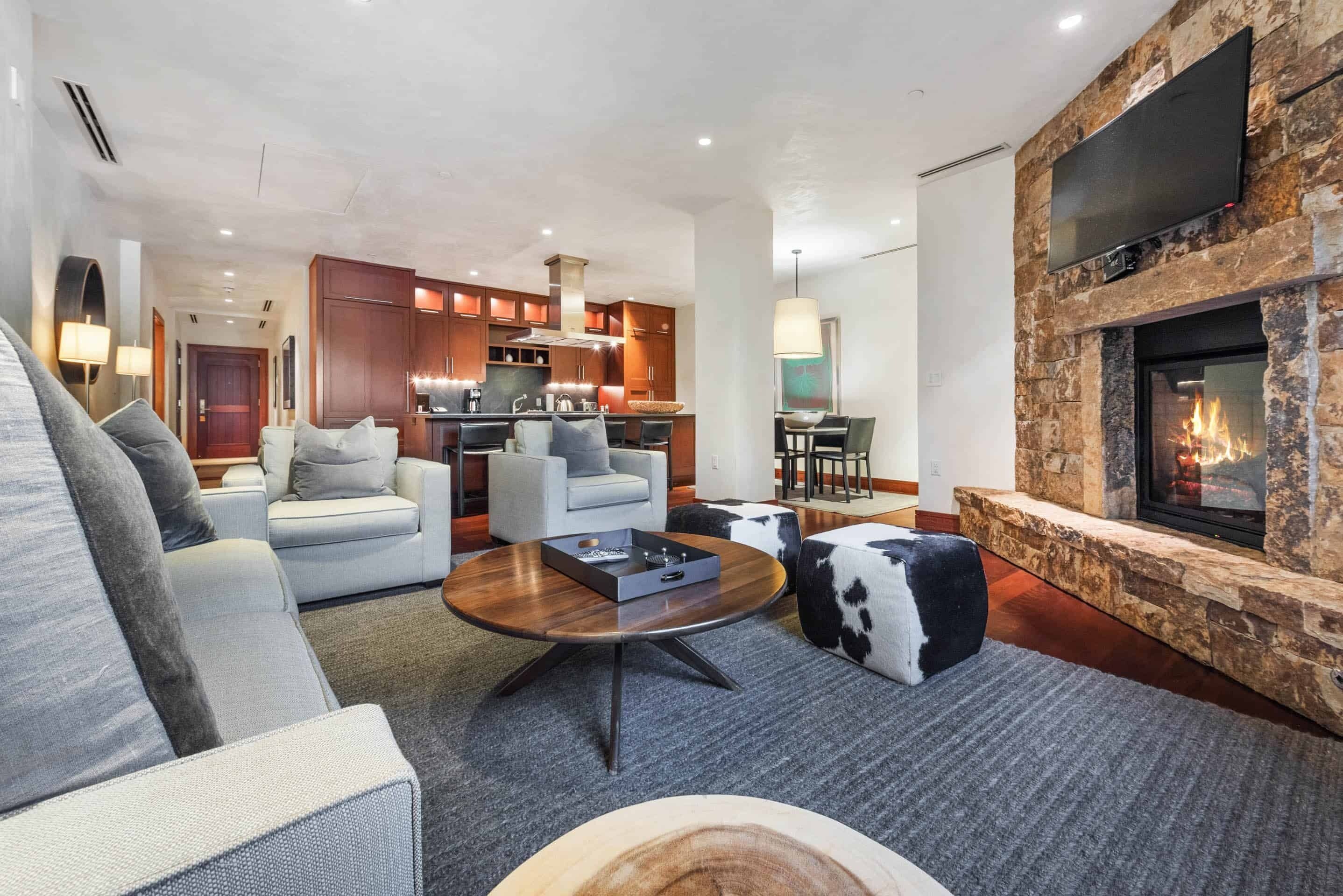 studio suite | living area | 32-inch lcd tv with cable channels, tv, fireplace