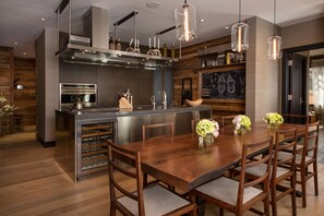 Habitación Premium (Premium Four Bedroom Plus Den Residen) | Cocina privada | Refrigerador con congelador, microondas, horno y parrilla de estufa 