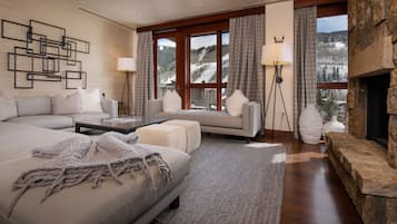 Habitación Premium, varias camas (Premium 4 bedroom Residence) | Sala de estar | Televisión LCD de 32 pulgadas con canales por cable, una televisión