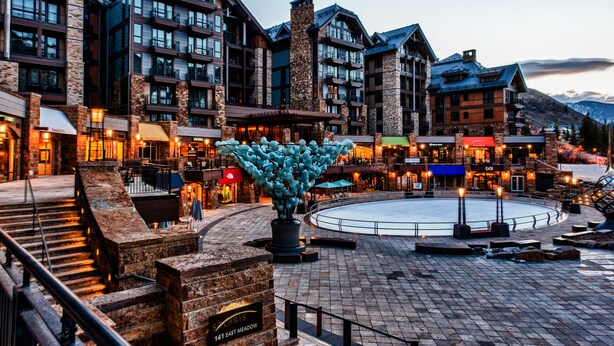 A hotel with multiple floors, a central courtyard, and a large decorative sculpture.