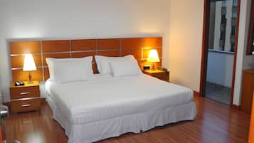 Kamar Double Standar | Seprai premium, selimut bulu angsa, bantalan ekstra lembut, dan minibar