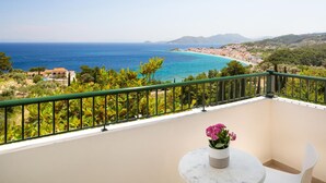A balcony with a view of the sea and a small table with a vase of flowers. - Kalidon Panorama (Samos)