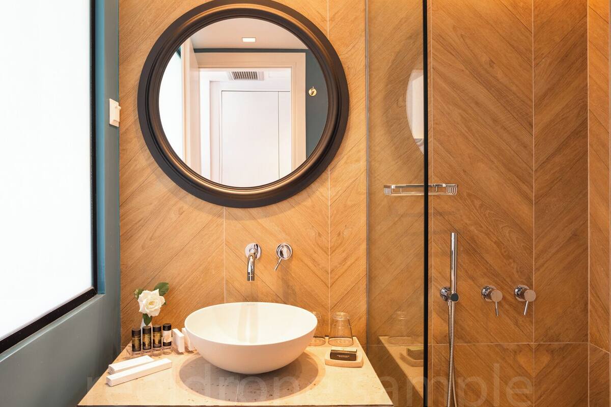 superior single room, sea view | bathroom | hair dryer, towels
