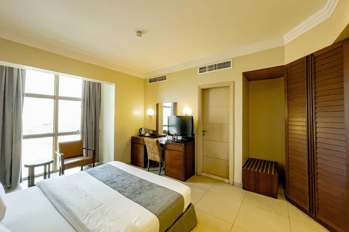 Deluxe Room, 1 King Bed | Minibar, in-room safe, desk, soundproofing