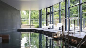 Indoor pool, sun loungers