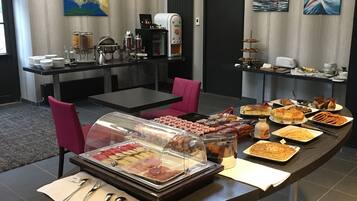 Tägliches Frühstücksbuffet gegen Gebühr