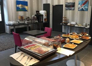 Tägliches Frühstücksbuffet gegen Gebühr