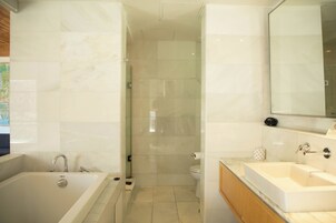 Un baño moderno con bañera, ducha y lavamanos.
