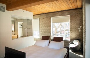 Deluxe kamer, 1 kingsize bed | Een bureau, geluiddichte muren, gratis wifi, beddengoed