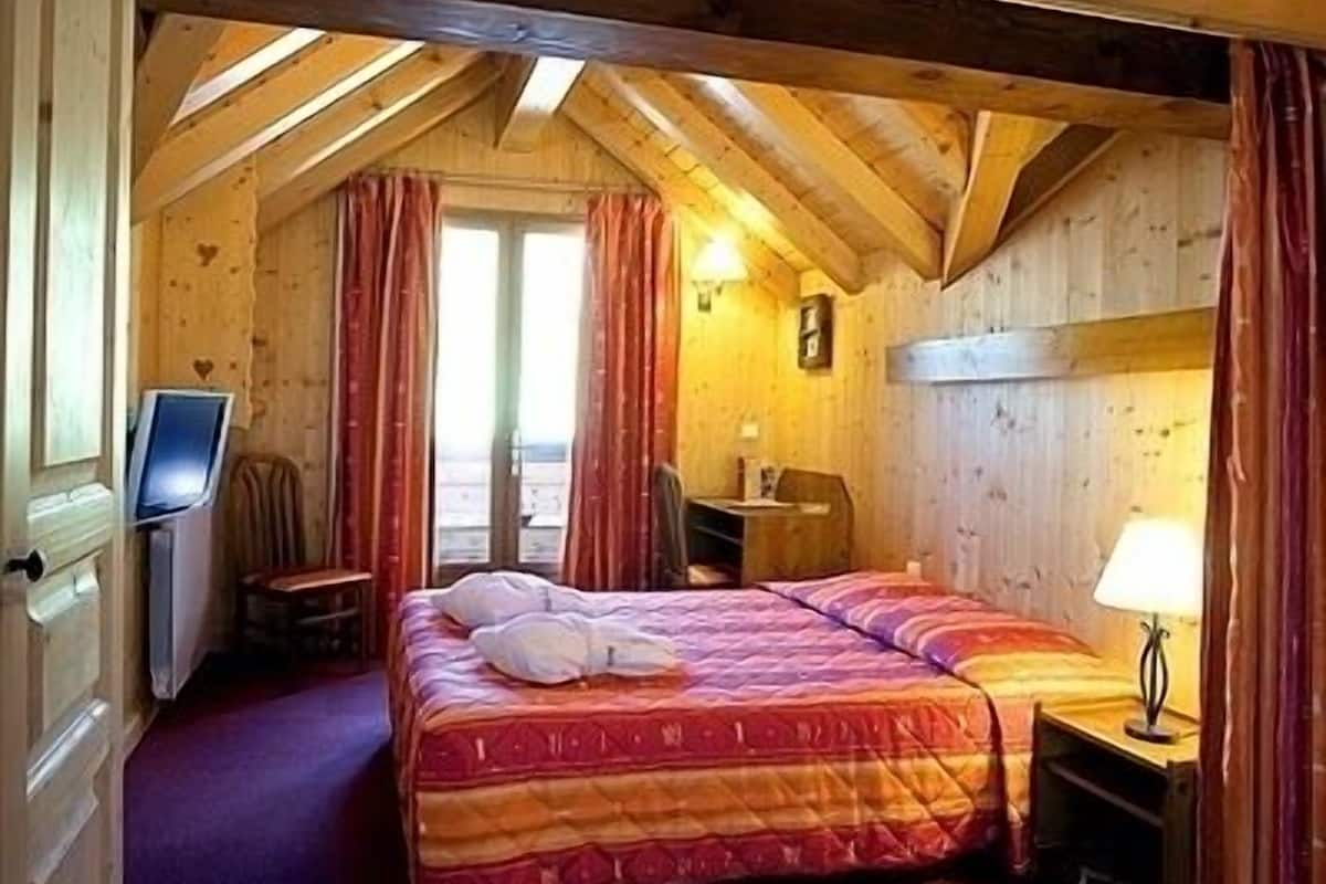 Een kluis op de kamer, een bureau, geluiddichte muren, gratis wifi