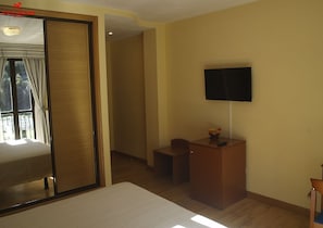 Double Room | Desk, cots/infant beds, rollaway beds, free WiFi - Hotel Ancares (Balboa)