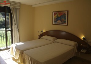 Twin Room | Desk, cribs/infant beds, rollaway beds, free WiFi - Hotel Ancares (Balboa)