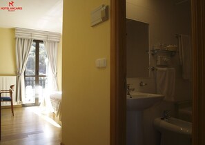 Double Room | Desk, cribs/infant beds, rollaway beds, free WiFi - Hotel Ancares (Balboa)