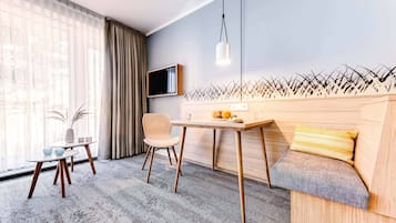 Classic-Doppelzimmer | Wohnbereich | 30-cm-Flachbildfernseher mit Kabelempfang, Fernseher, Fußbodenheizung