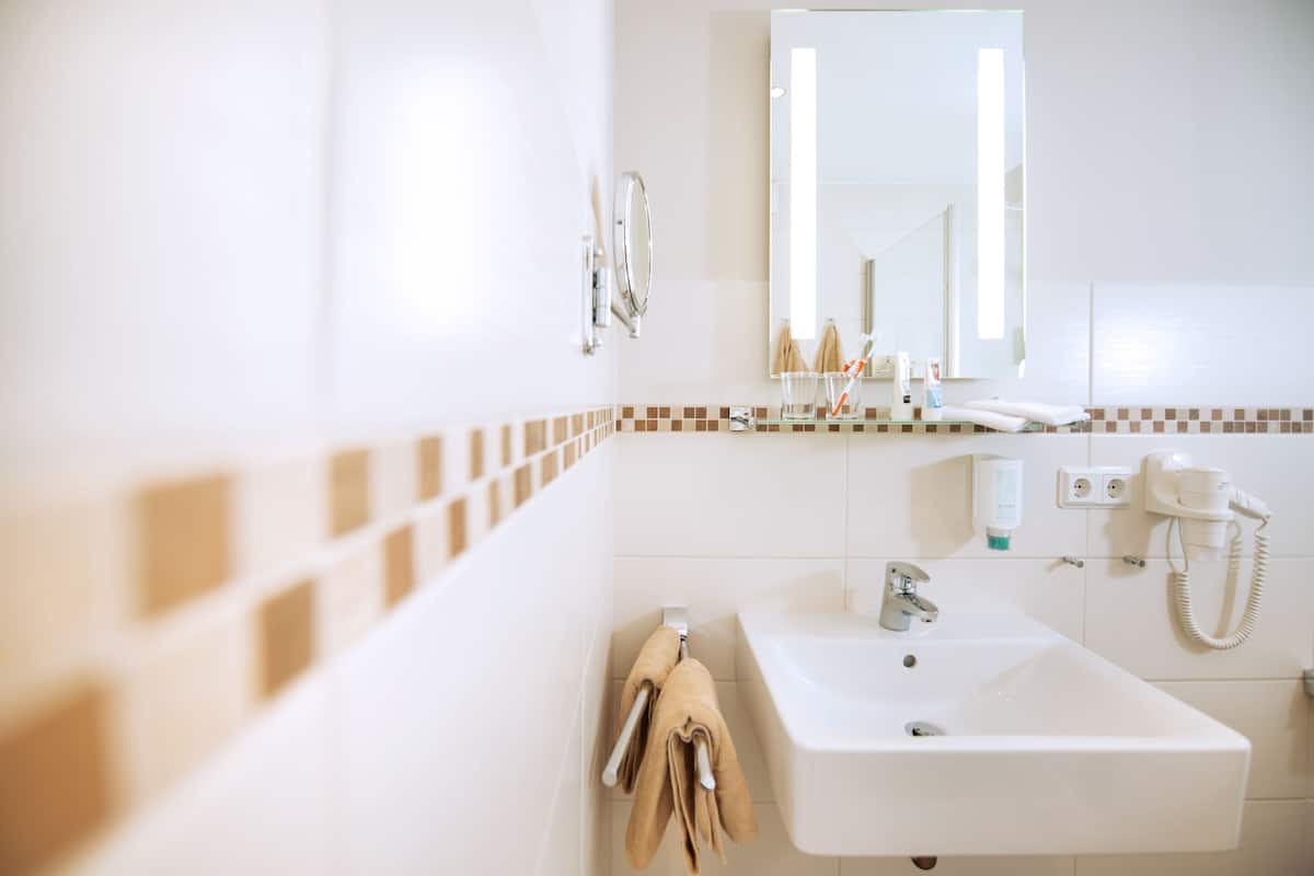 classic double room | bathroom | shower, free toiletries, hair dryer, towels