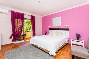 Chambre double | Coffre-fort, décor unique, ameublement unique, bureau