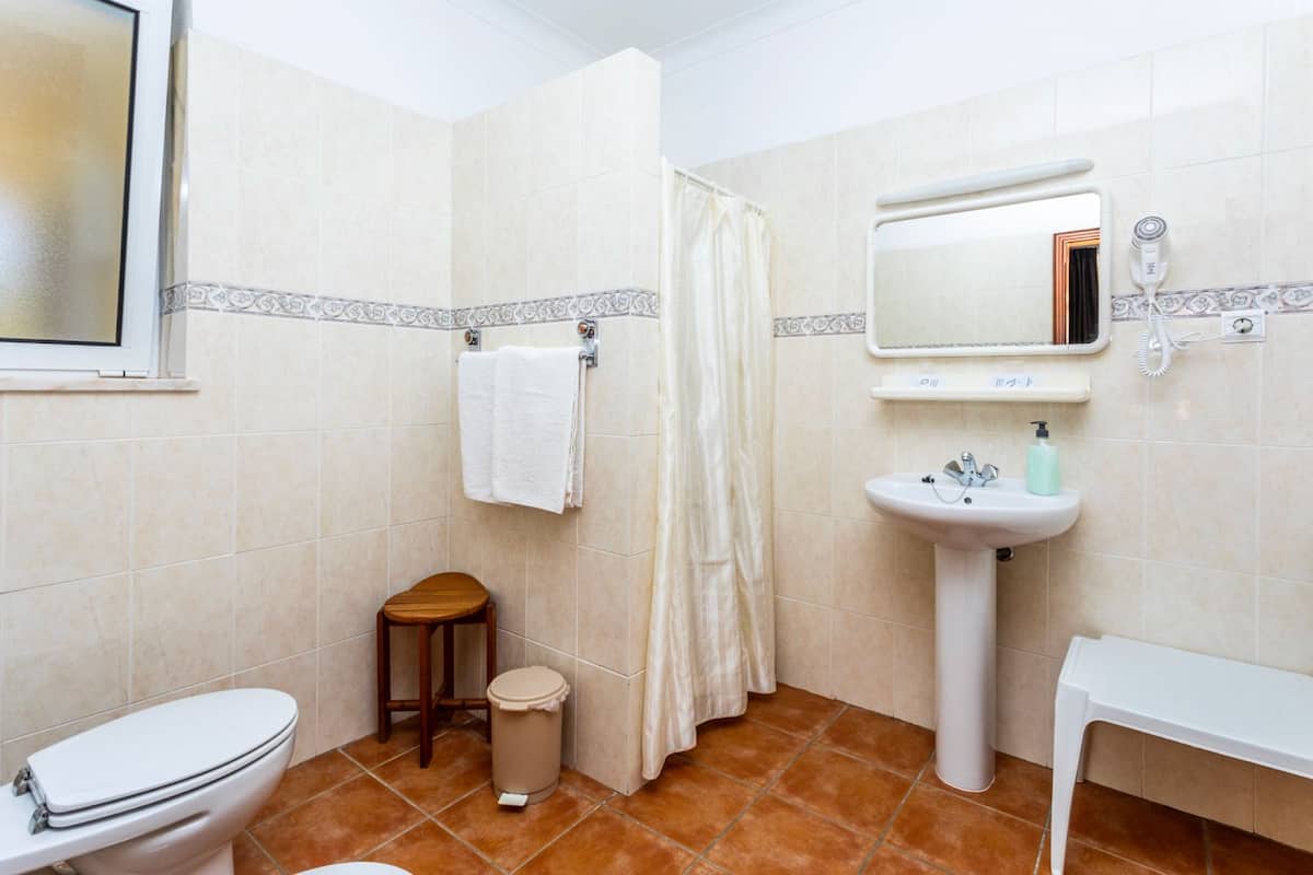 double room | bathroom | free toiletries, hair dryer, towels