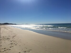 3 Bed Seaview Deluxe 7 Nights | Beach | On the beach, beach towels - San Chelsea Beachside Apartments (Bilinga)