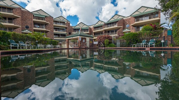 Outdoor pool, pool umbrellas - San Chelsea Beachside Apartments (Bilinga)