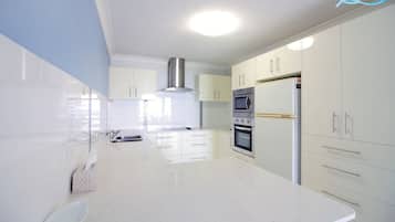 Frigorífic gran, microones, placa de cuina i rentaplats