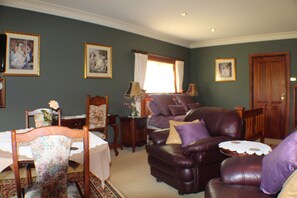 Suite, en el área del jardín | Sábanas de algodón egipcio, ropa de cama de alta calidad y edredón 