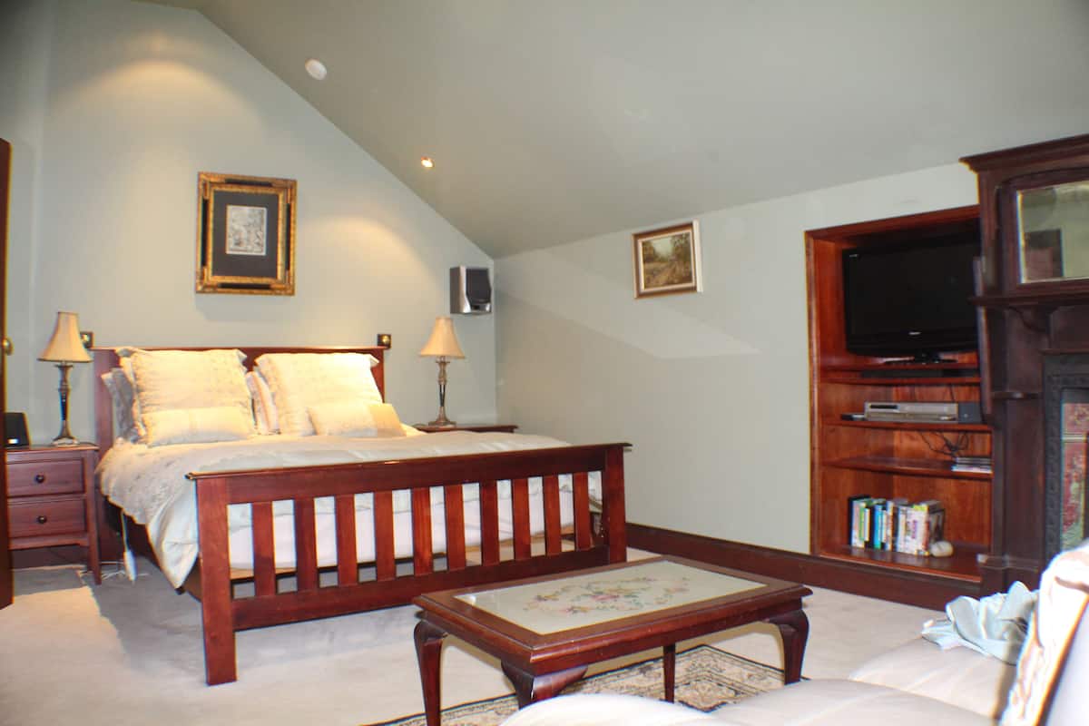 Egyptian cotton sheets, premium bedding, down duvets, pillow-top beds
