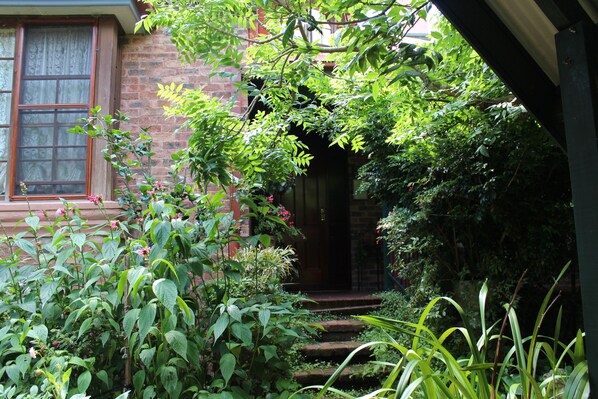 Property entrance - Storey Grange (Springwood)