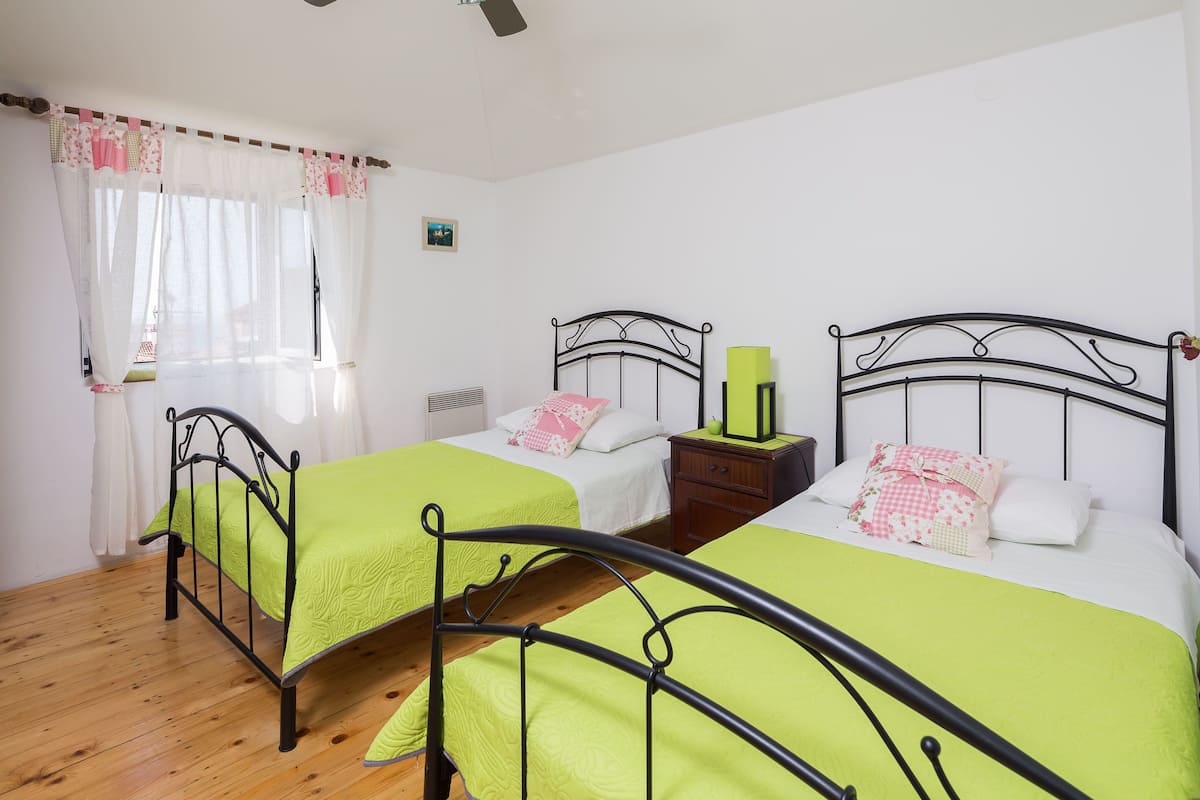3 bedrooms, Egyptian cotton sheets, premium bedding, down comforters