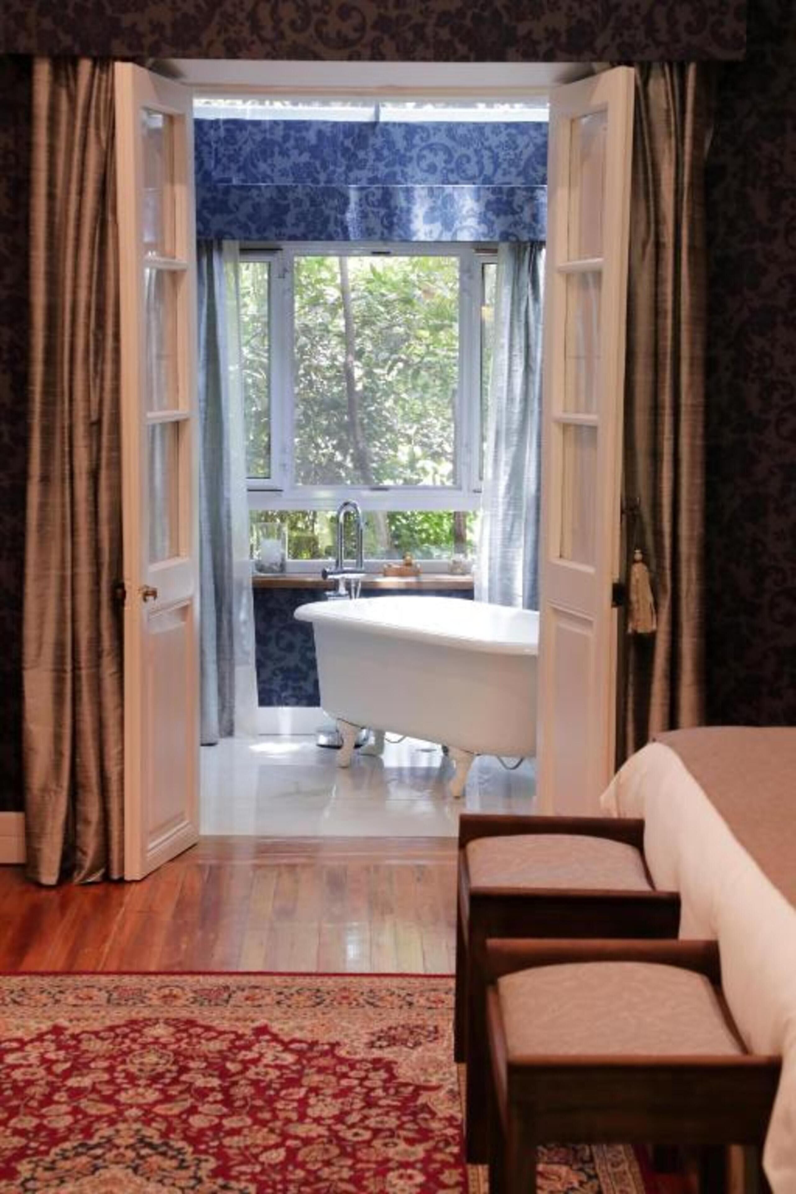 junior suite | bathroom | free toiletries, hair dryer, bidet, towels