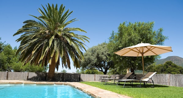 Außenpool, Sonnenschirme, Liegestühle