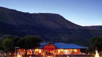 Mặt tiền nơi lưu trú - ban đêm