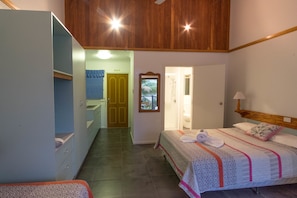 Habitación superior con 2 camas individuales, varias camas | Escritorio, insonorización y wifi gratis 