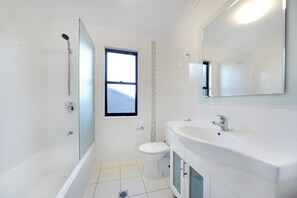 Estudio | Baño | Secadora de cabello y toallas 