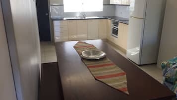 Casa adossada familiar, 2 dormitoris, vistes al mar | Escriptori, habitacions insonoritzades i wifi gratuïta