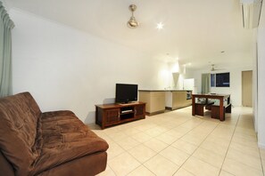 Apartment | Wohnzimmer | Fernseher, DVD-Player