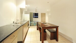 Two Bedroom Town House | In-room dining - Airlie Beach Motor Lodge (Airlie Beach)