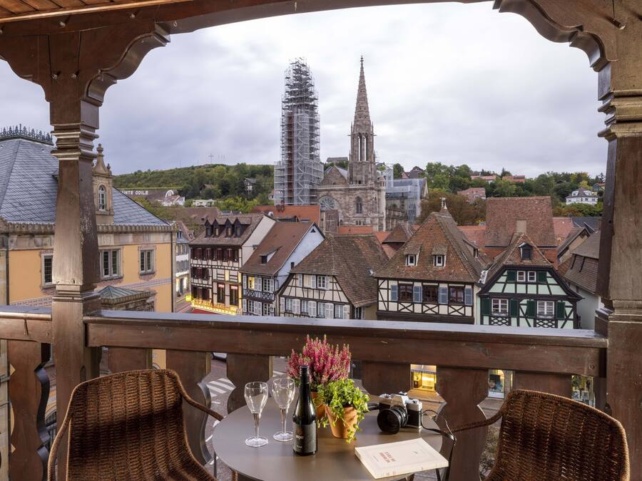 Camera, vista città (BALCONY SUITE) | Biancheria da letto di alta qualità, minibar, una cassaforte in camera