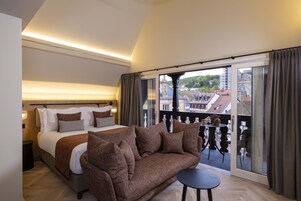 Oda, Şehir Manzaralı (BALCONY SUITE) | Kaliteli yatak takımı, minibar, odada kasa, masa 