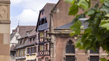 Uma fileira de edifícios europeus tradicionais com estrutura de madeira e telhados inclinados.