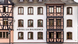 Un edificio histórico con el letrero