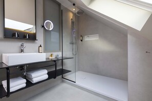 Shower, free toiletries, hair dryer, bathrobes - Hôtel La Diligence (Obernai)