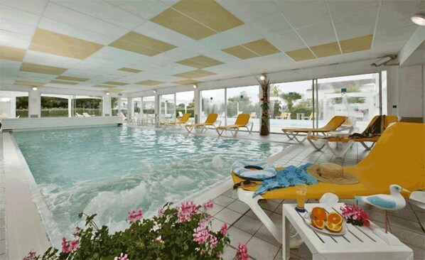 2 piscinas al aire libre, sillones reclinables de piscina