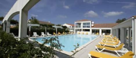 2 piscines extérieures, accÚs possible de 9 h à 20 h, chaises longues