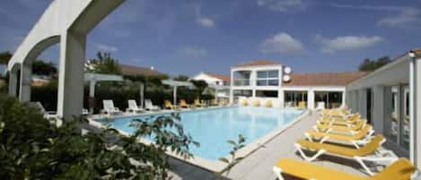 2 outdoor pools, open 9:00 AM to 8:00 PM, sun loungers