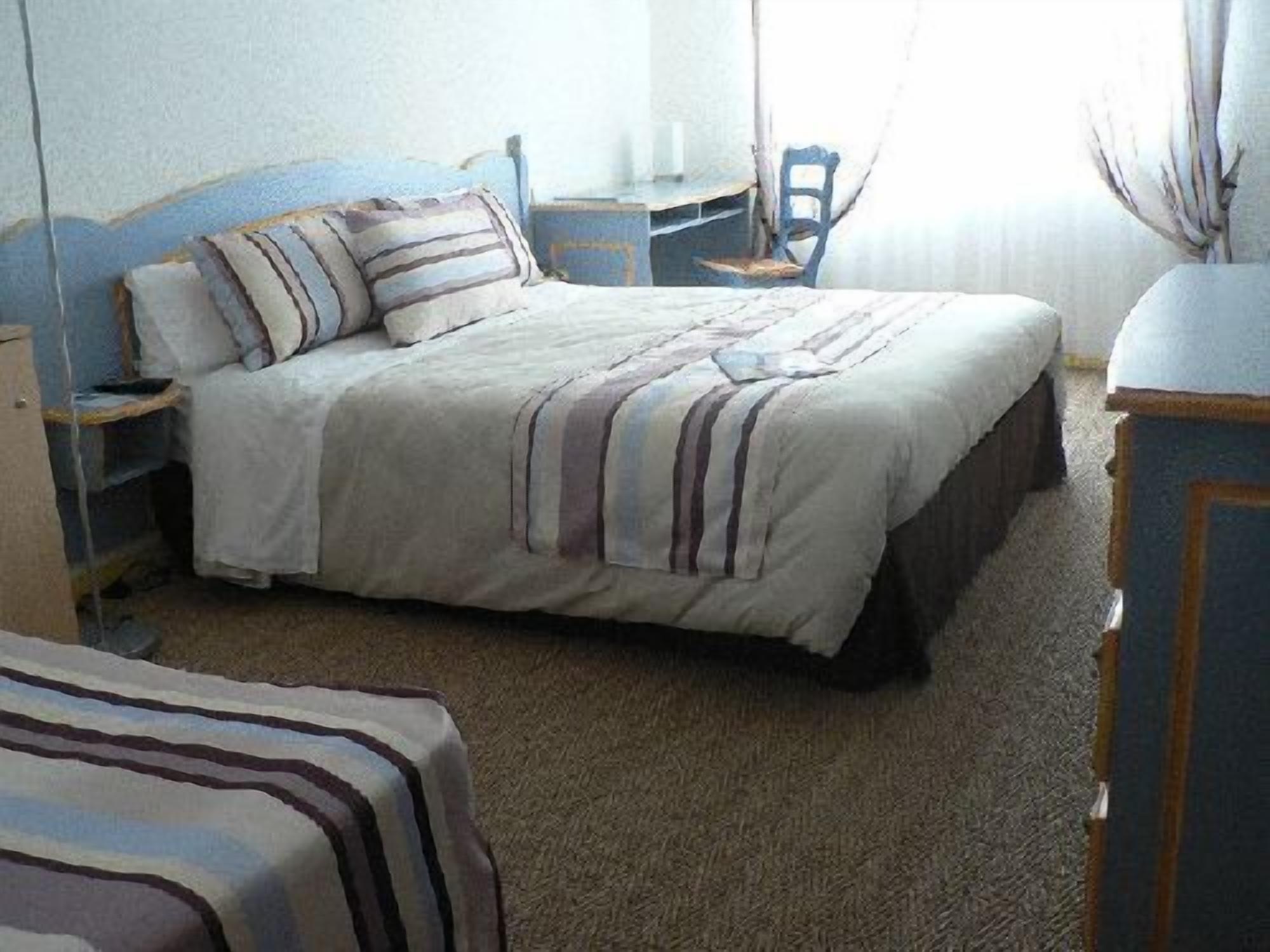 free cots/infant beds, free wifi