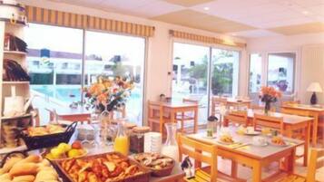 Daily buffet breakfast (EUR 9.50 per person)