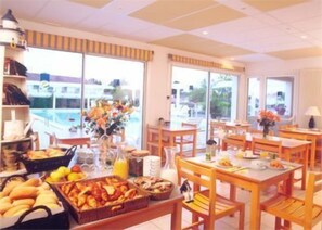 Daily buffet breakfast (EUR 9.50 per person)