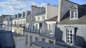 Una hilera de edificios residenciales con tejados a dos aguas, ventanas de tejado y balcones.